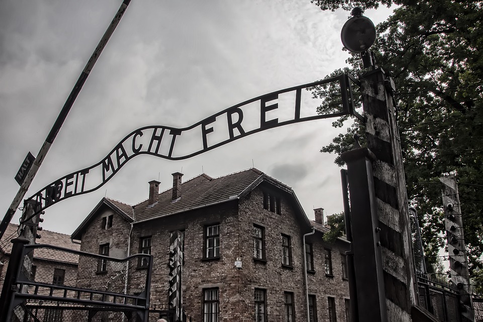 Napis na bramie głównej KL Auschwitz do dzisiaj przypomina o tragicznym losie wszystkich więźniów. Wyzwolenie Auschwitz nastąpiło 27 stycznia 1945 r. [fot. www.pixabay.com]