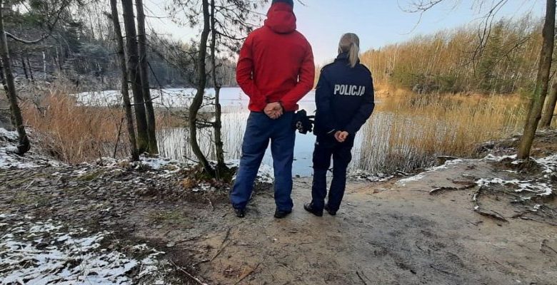 Podczas trwających ferii zimowych piekarscy woprowcy wraz z policjantami patrolują zbiorniki wodne zlokalizowane na terenie Piekar Śląskich. [fot. UM Piekary Śląskie]