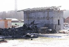 Tragiczny w skutkach pożar na terenie ogródków działkowych w Sosnowcu, przy granicy z Mysłowicami. Ogień strawił altanę, w której zostało znalezione zwłoki kobiety