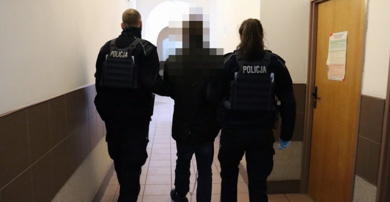 Pies w mikrofalówce, dręczona kobieta i narkotyki. Policja zatrzymała dwóch mężczyzn (fot.policja.pl)