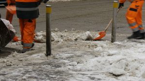 Kiedy całe województwo zasypał śnieg, priorytetem dla służb było odśnieżenie i udrożnienie dróg. Problem w tym, że podczas tego udrażniania powstały zatory na przejściach dla pieszych
