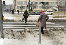 Kiedy całe województwo zasypał śnieg, priorytetem dla służb było odśnieżenie i udrożnienie dróg. Problem w tym, że podczas tego udrażniania powstały zatory na przejściach dla pieszych