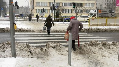 Kiedy całe województwo zasypał śnieg, priorytetem dla służb było odśnieżenie i udrożnienie dróg. Problem w tym, że podczas tego udrażniania powstały zatory na przejściach dla pieszych