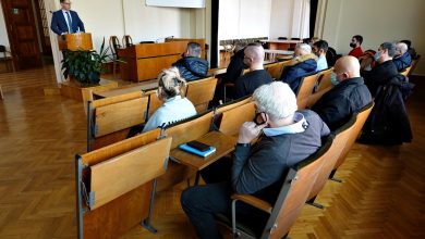 Po konsultacji z radnymi, członkami komisji alkoholowej oraz restauratorami, Prezydent Świętochłowic Daniel Beger zadeklarował pomoc gminy dla branży HORECA (hotele, restauracje, catering), która wciąż zmaga się z konsekwencjami pandemii. [fot. UM Świętochłowice]