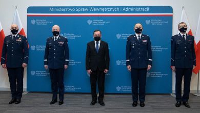 Na zdjęciu minister Mariusz Kamiński, komendant główny Policji gen. insp. Jarosław Szymczyk oraz trzech nowych komendantów wojewódzkich Policji (źr: gov.pl)