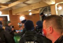 Sanepid i kilkudziesięciu policjantów w lokalu! Pub Tapster w Pszczynie otworzył się mimo obostrzeń