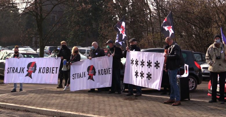 Policja w Jaworznie wzywa uczestników Strajku Kobiet na komendę. Przyszli i zrobili protest!