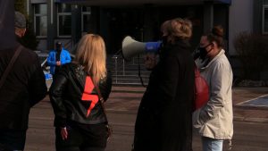 Policja w Jaworznie wzywa uczestników Strajku Kobiet na komendę. Przyszli i zrobili protest!