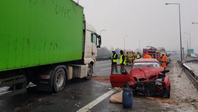 Śląskie: Pod prąd na ekspresówce. Kierowca nissana zderzył się czołowo z tirem (fot.Śląska Policja)