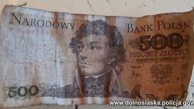 Wpadł w ręce policji, bo chciał zapłacić za zakupy banknotem z 1982 roku (fot.Policja Dolnośląska)