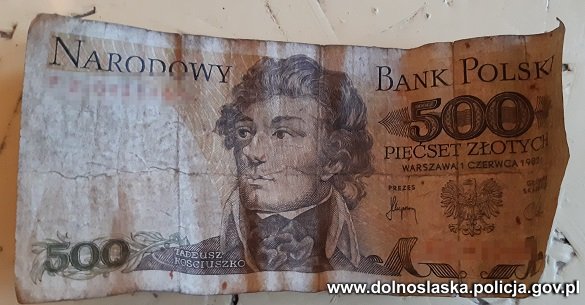 Wpadł w ręce policji, bo chciał zapłacić za zakupy banknotem z 1982 roku (fot.Policja Dolnośląska)