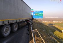 Gliwicka policja informuje, że utrudnienia po karambolu z udziałem trzech ciężarówek w Gliwicach na autostradzie A4 potrwają jeszcze kilka godzin (fot.KMP Gliwice)