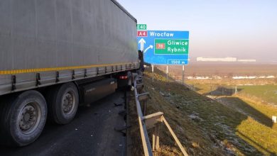 Gliwicka policja informuje, że utrudnienia po karambolu z udziałem trzech ciężarówek w Gliwicach na autostradzie A4 potrwają jeszcze kilka godzin (fot.KMP Gliwice)