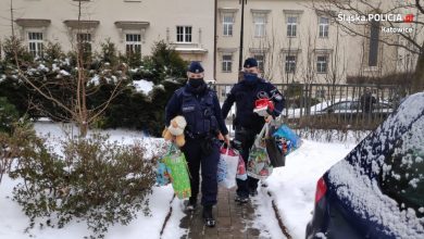 W ubiegłym tygodniu sierż. szt. Dawid Boryń wspólnie z sierż. Agnieszką Bocian zawieźli już część zebranych zabawek oraz ubrań do placówki, w której aktualnie przebywa chłopiec. [fot. KWP Katowice]