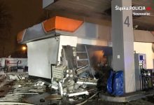 Niewiele pozostało ze stacji benzynowej w Sosnowcu przy ulicy Braci Mieroszewskich. Do groźnej eksplozji w wyniku której dwie osoby ranne doszło przed północą (fot.KMP Sosnowiec)