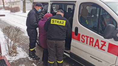 W przypadku transportu osoby nie mogącej samodzielnie dotrzeć do punktu szczepień, bytomscy strażacy po otrzymaniu informacji z Powiatowego Centrum Zarządzania Kryzysowego, kierują samochód z dwoma strażakami pod wskazany adres. [fot. UM Bytom]