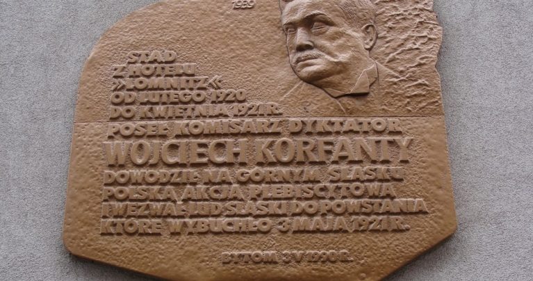 Tablica upamiętniająca Wojciecha Korfantego na budynku przy ul. Gliwickiej w Bytomiu. [fot. UM Bytom]