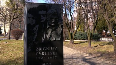 Zbigniew Cybulski, Wojciech Kilar, Adolf Dygacz czy Jerzy Duda-Gracz. Popiersia tych znanych, zasłużonych dla regionu osobistości od 2004 roku upamiętnia Galeria Artystów przy Placu Grunwaldzkim w Katowicach