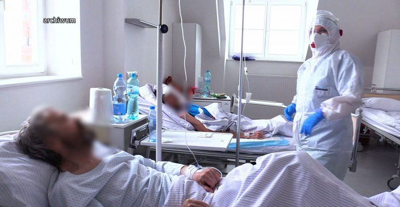 Koronawirus w Polsce nie odpuszcza. Raport Ministerstwa Zdrowia