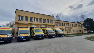 Do Bielska-Białej właśnie dostarczono 5 nowych karetek z wyposażeniem: 4 Fiaty i 1 VW. Pojazdy są już zarejestrowane, do mieszkańców powiatu bielskiego i Bielska-Białej będą wyjeżdżały od jutra (30.03). [fot. Starostwo Powiatowe w Bielsku-Białej]