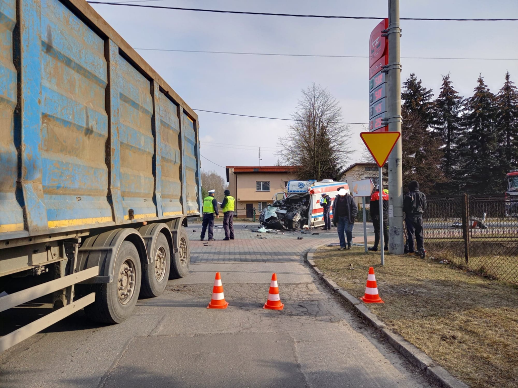O zdarzeniu poinformował portal www.zawiercie112.pl. Koszmarny wypadek ciężarówki i karetki miał miejsce w piątek, 19 marca na DK78 w Zawierciu (fot.www.zawiercie112.pl)