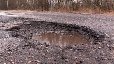 Ul. Orląt Lwowskich to ser szwajcarski. Radna z Jaworzna chce, żeby wyremontował ją Sosnowiec