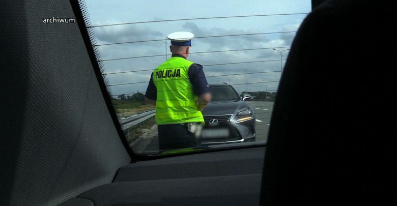 Śląskie: Prokuratura zatrzymała policjantów z drogówki! Plus kogoś, kto miał nawiać ich do przestępstwa