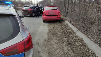 Dzięki współpracy z dyżurnym komendy i zgłaszającym, policjanci po kilku minutach pościgu zatrzymali kierującego skodą. [fot. KMP Dąbrowa Górnicza]