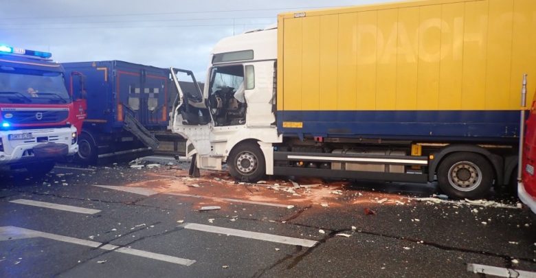 Śląskie: Karambol 4 ciężarówek na DK 91. Droga została kompletnie zablokowana (fot. Policja Śląska)