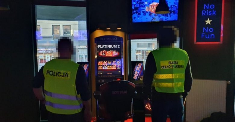 Policjant i funkcjonariusz kas podczas zabezpieczenia nielegalnych automatów do gier hazardowych