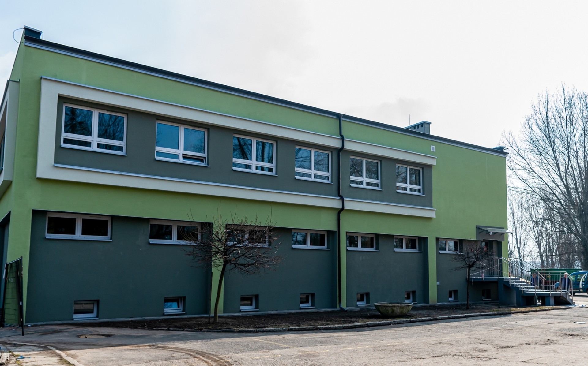 Inwestycja, którą zrealizowano już w budynku klubowym Szombierek Bytom przy ul. Frycza-Modrzewskiego była możliwa dzięki pozyskaniu przez nasze miasto środków z Górnośląsko-Zagłębiowskiej Metropolii oraz Unii Europejskiej, a jej koszty wyniosły około 600 tys. zł. [fot. UM Bytom / Hubert Klimek]