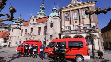 Zadaniem strażaków ochotników jest kolportaż ponad 30 tys. ulotek, które trafią zarówno do mieszkańców osiedli, jak i pszczyńskich sołectw. [fot. UM Pszczyna]