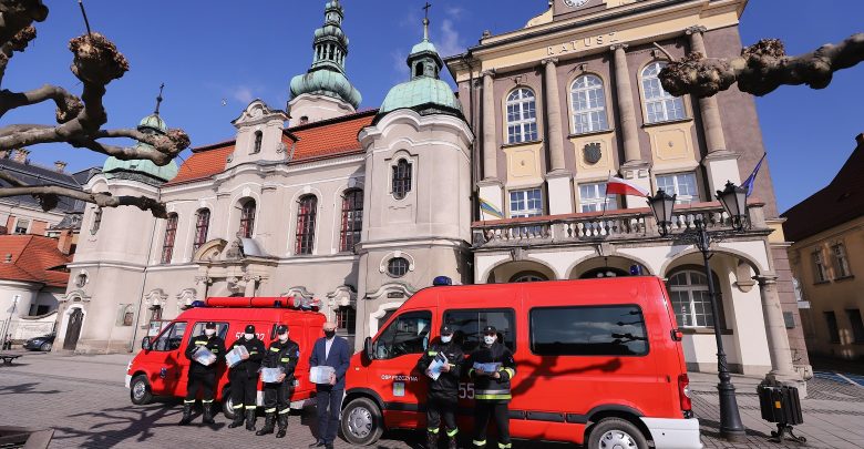 Zadaniem strażaków ochotników jest kolportaż ponad 30 tys. ulotek, które trafią zarówno do mieszkańców osiedli, jak i pszczyńskich sołectw. [fot. UM Pszczyna]