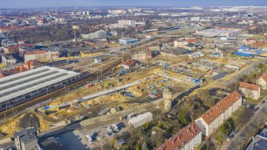 Pół roku od rozpoczęcia prac gotowa jest już konstrukcja podziemna budynku służącego obsłudze pasażerów, widać też pierwsze zarysy szkieletu jego kondygnacji nadziemnych. [fot. R. Neumann / UM Gliwice]