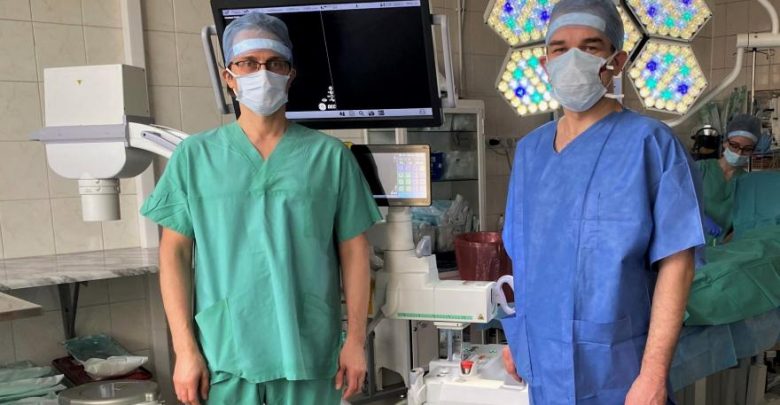 14-letni Adam z Gliwic jest pierwszym pacjentem, u którego specjaliści z zakresu chirurgii dziecięcej oraz ortopedii Szpitala Miejskiego nr 4 w Gliwicach zastosowali nową metodę stabilizacji złamania (fot.SM nr 4 w Gliwicach)