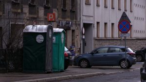 Toalety mobilne postawione zostały przez Miejski Zarząd Ulic i Mostów dla osób, które kontrolują opłacanie parkingów