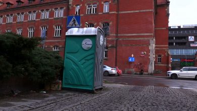 Toi toi wątpliwą ozdobą centrum Katowic. Miasto postawiło przenośne toalety, internauci mają używanie