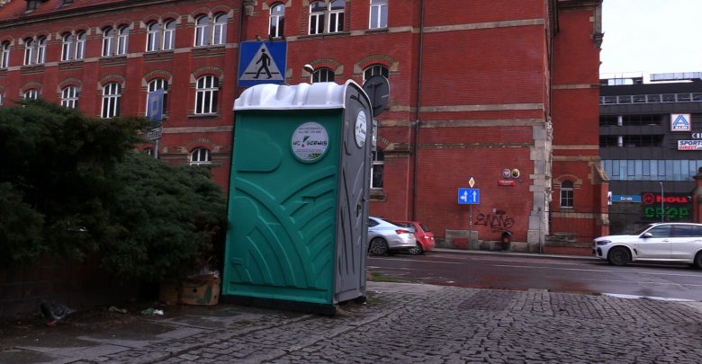 Toi toi wątpliwą ozdobą centrum Katowic. Miasto postawiło przenośne toalety, internauci mają używanie