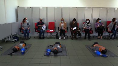 -Pociągam strzykawkę i odciągam taką samą ilość powietrza, żeby wyrównać ciśnienie w fiolce - mówi instruktor podczas specjalnego kursu