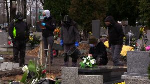 Szczątki dwóch osób zostały odnalezione w bezimiennych grobach na cmentarzu komunalnym w Katowicach-Panewnikach