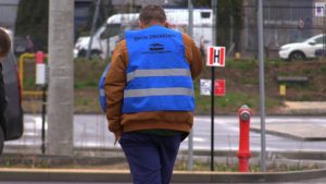 Kilkudziesięciu kierowców tyskich trolejbusów rozpoczęło dzisiaj protest. Domagają się między innymi podwyżki wynagrodzenia. We wtorek w trolejbusach jeździli w takich niebieskich kamizelkach