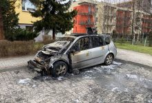 Pożar w Siemianowicach Śląskich! Zapalił się stojący pod blokiem samochód [WIDEO, FOTO]