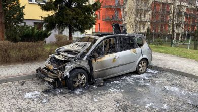 Pożar w Siemianowicach Śląskich! Zapalił się stojący pod blokiem samochód [WIDEO, FOTO]