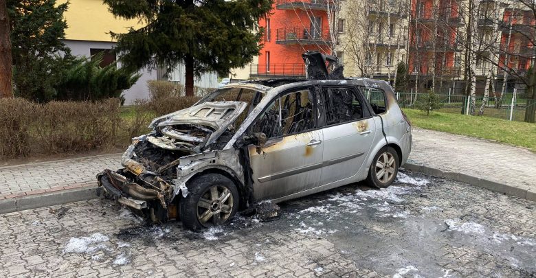 Pożar w Siemianowicach Śląskich! Zapalił się stojący pod blokiem samochód [WIDEO, FOTO]