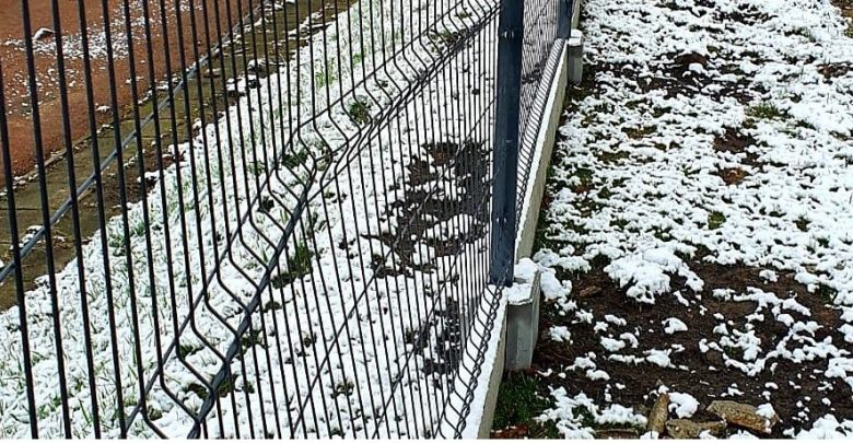 Jakiś DZBAN zniszczył nowe ogrodzenie w Mysłowicach [ZDJĘCIA] Fot. MOSiR Mysłowice