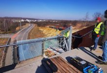 Jakiś DZBAN zniszczył szybę na kładce w Jaworznie. Policja szuka sprawcy. Fot. MZDiM w Jaworznie