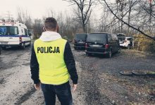 36-letni mężczyzna został zastrzelony przez policjanta, kiedy mierzył do niego z broni. Dramatyczne sceny rozegrały się w poniedziałek, 19 kwietnia rano przy garażach w Bykowinie, dzielnicy Rudy Śląskiej (fot.Policja Śląska)