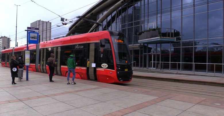 32-metrowa PESA dotarła na Śląsk. Nowy tramwaj już wyjechał na tory