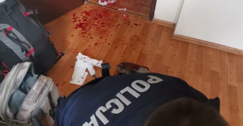 Szok! 21-latek wbijał sobie nóż w szyję! Policja uratowała mu życie. Fot. Policja Śląska