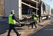 Katowice: Policjanci pomogli załadować TIRa, który zgubił ładunek. Poszło im raz dwa!